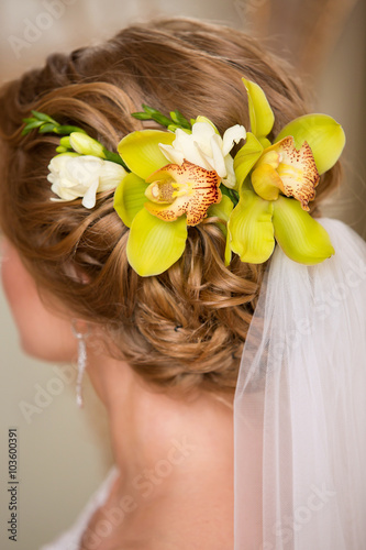 Fototapeta Naklejka Na Ścianę i Meble -  flowers in the bride's hair