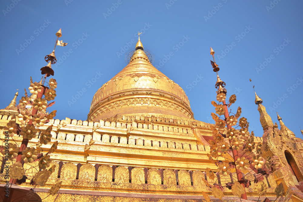 Shwe Zi Gone Pagoda in Bagan, Myanmer