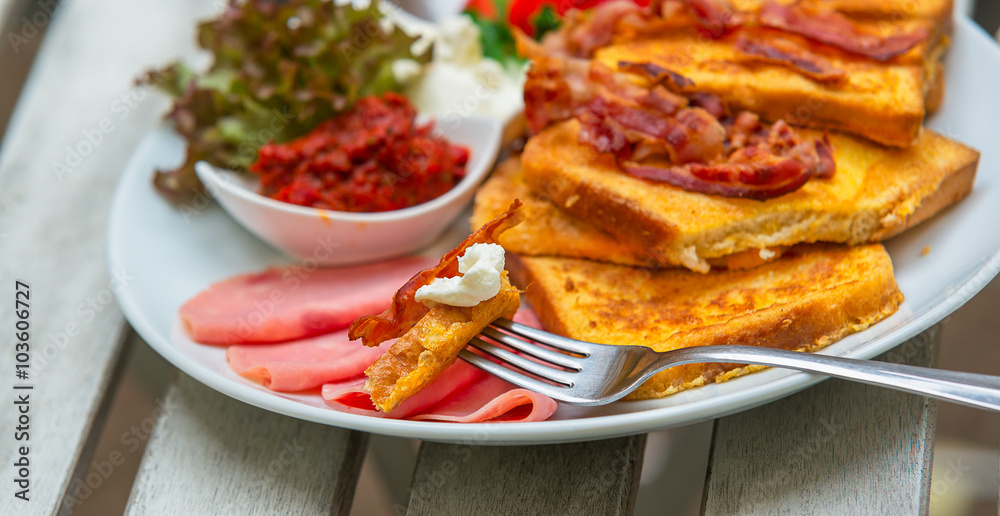 Breakfast, French toast, high-calorie meal, fried toast Breakfast, French toast, high-calorie meal, fried toast