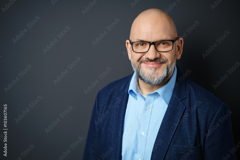 lächelnder älterer mann mit brille StockFoto Adobe Stock