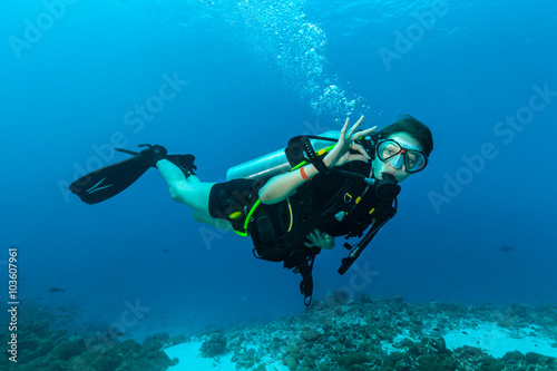 Female scuba diver underwater showing ok signal © Jag_cz