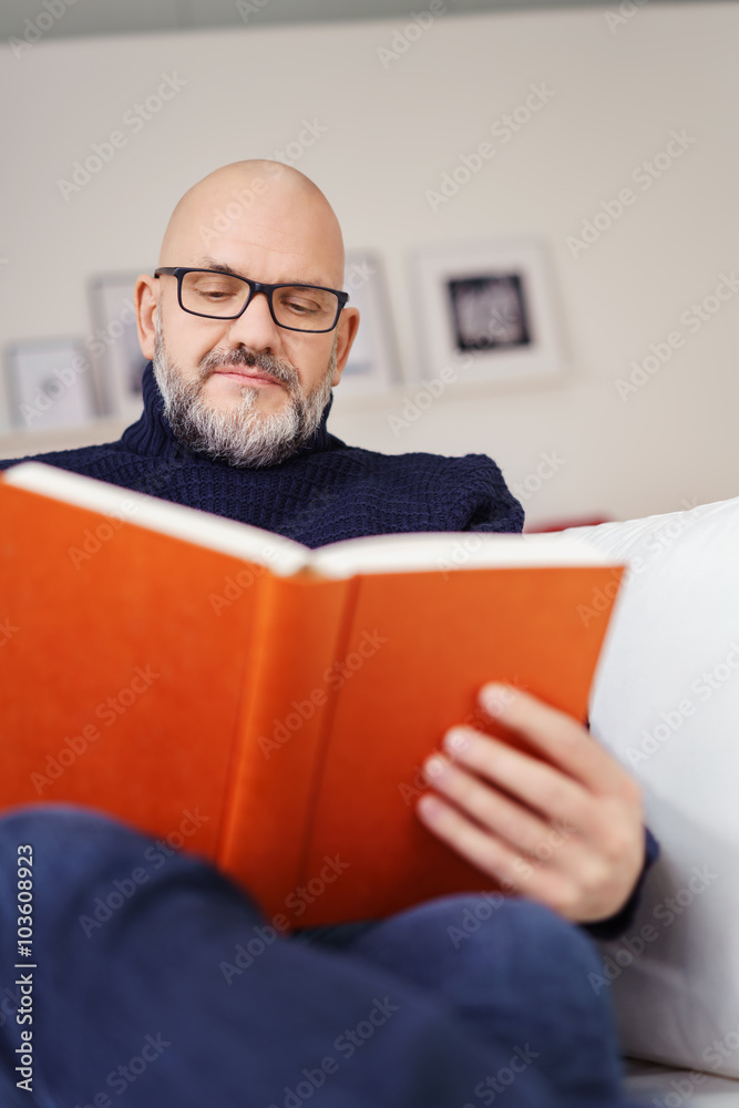 mann liest in einem buch mann liest in einem buch