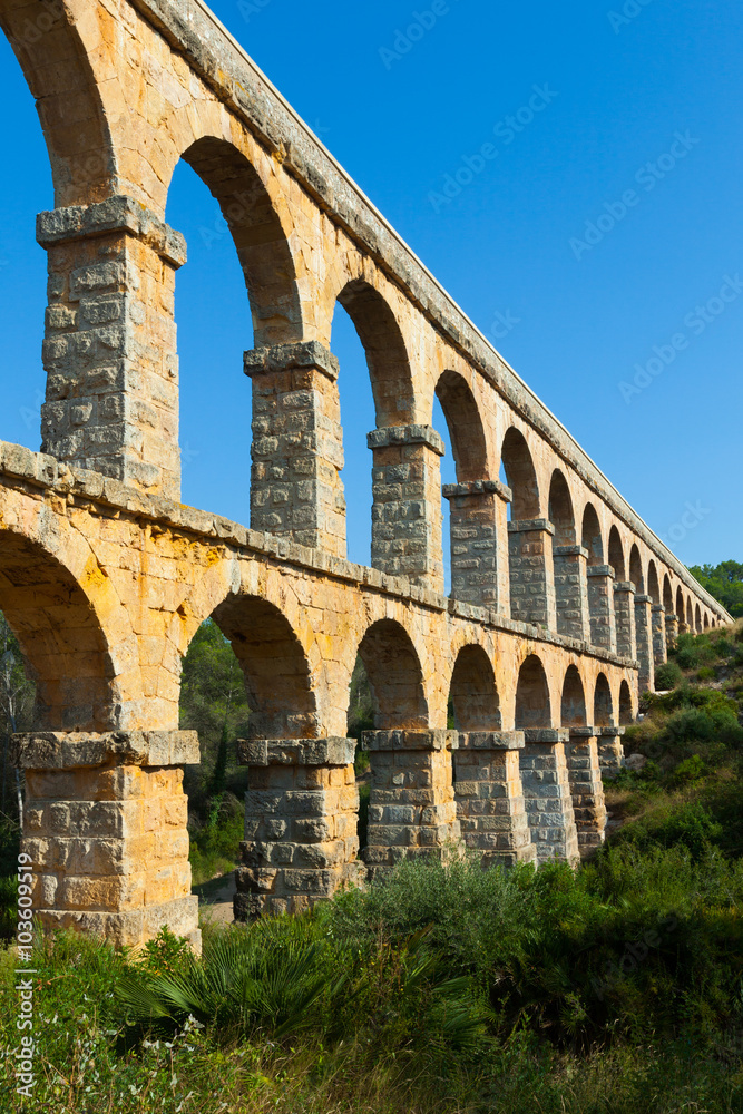 Aqueduct de les Ferreres (Pont del Diable) in summer