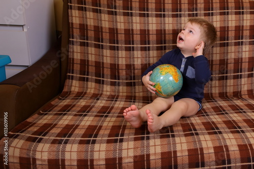 Dziecko z globusem