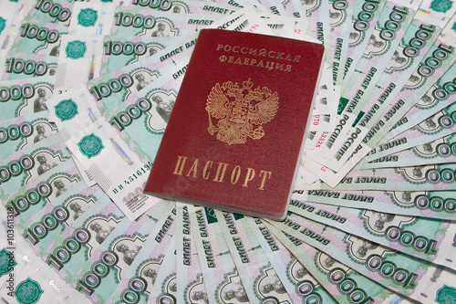 Российский паспорт и деньги Российской Федерации