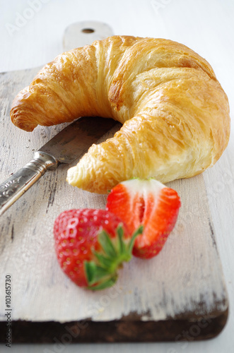 croissant und erdbeeren photo