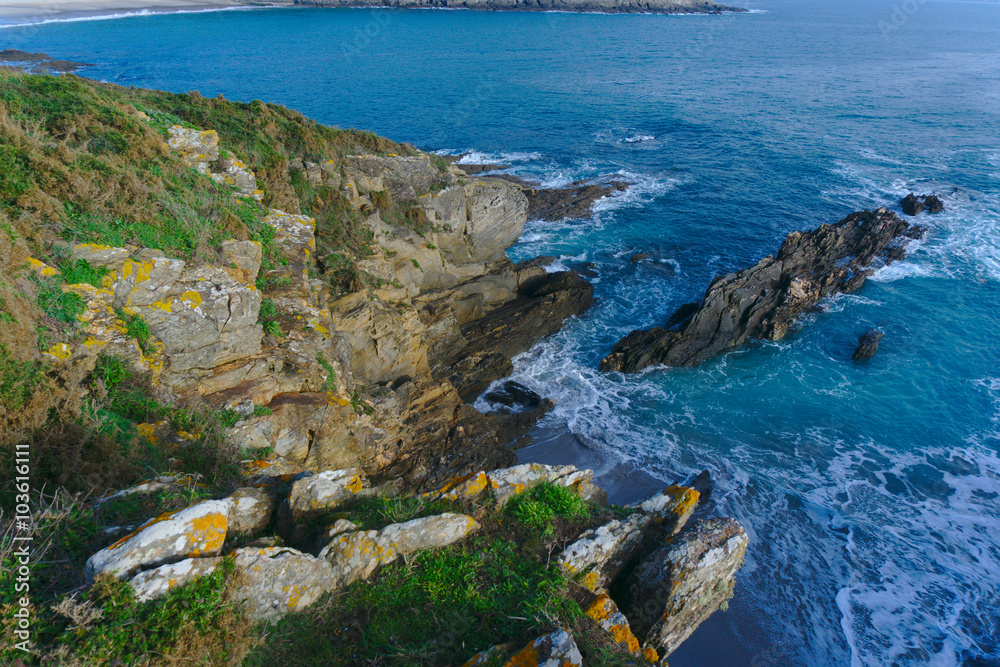 Mar contra las rocas en hermoso acantilado, Galicia