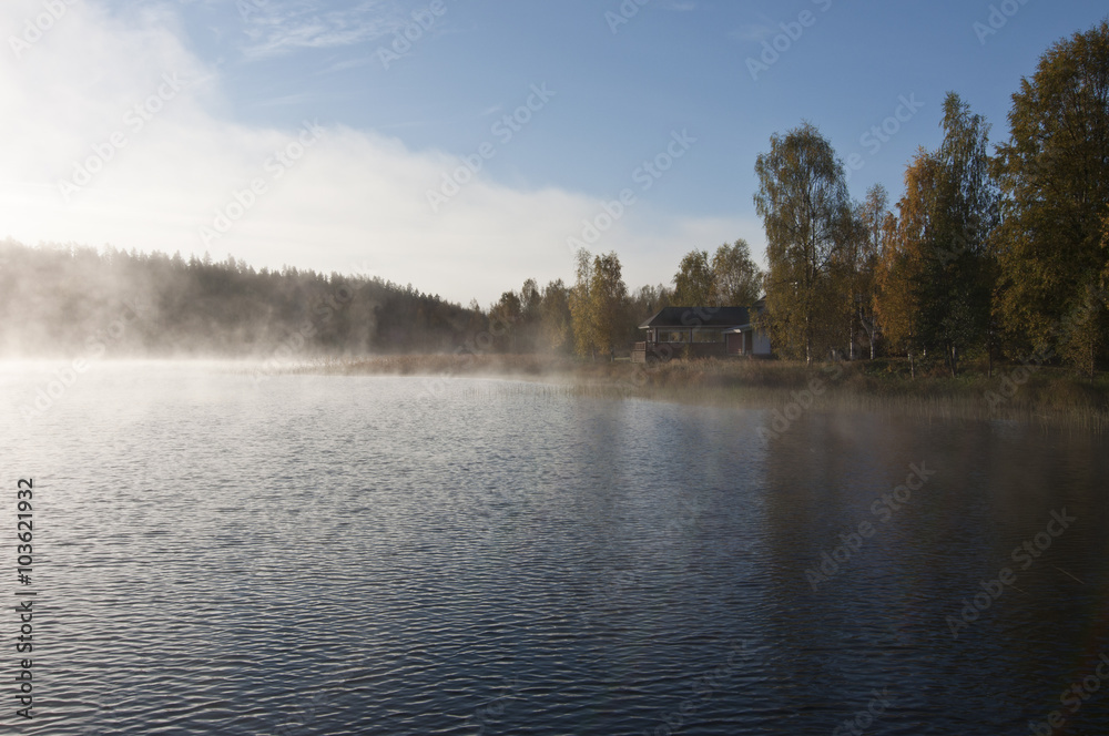 Fototapeta premium Finlandia, mgła na wodzie / Finlandia to kraj tysięcy jezior i wysp, około 188 000 jezior i 179 000 wysp. Obszar z największą liczbą jezior nazywa się Pojezierze Fińskie.