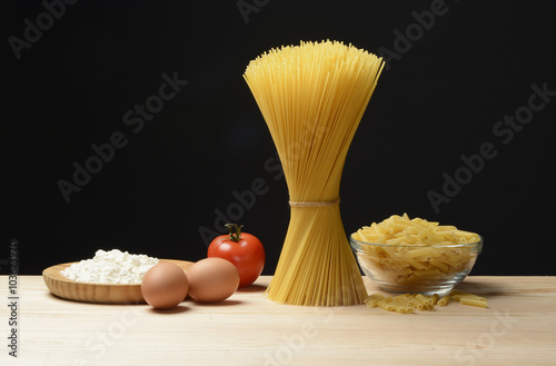 Pasta espagueti y penne cruda