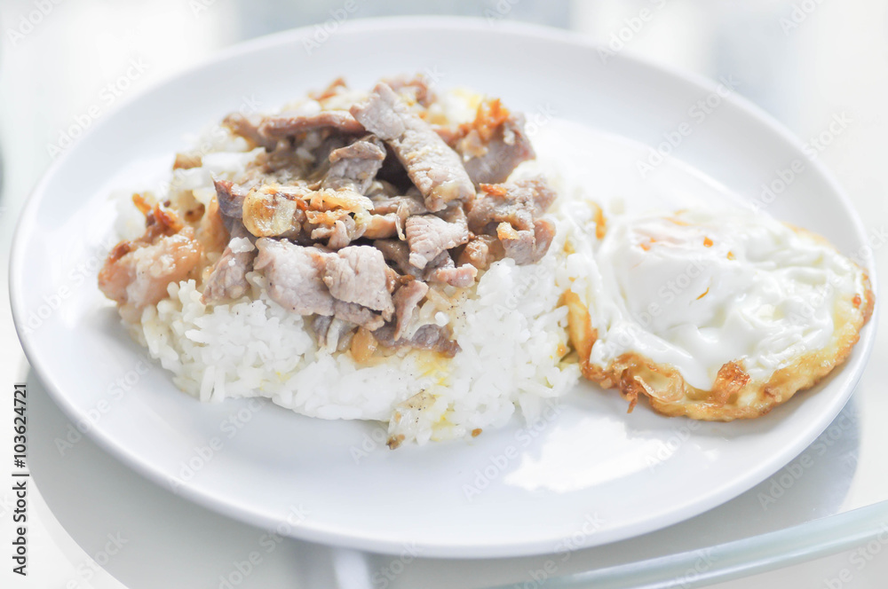 Fried sliced pork with garlic ,Rice topped with stir-fried pork Fried sliced pork with garlic ,Rice topped with stir-fried pork