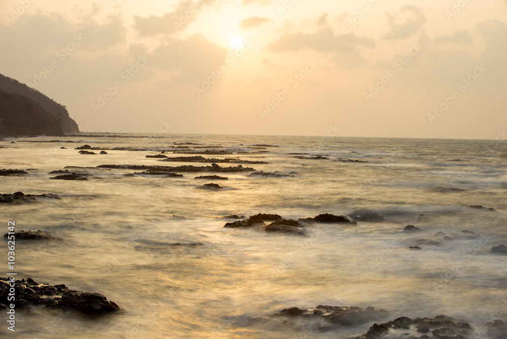 Fototapeta premium 夕日と海岸