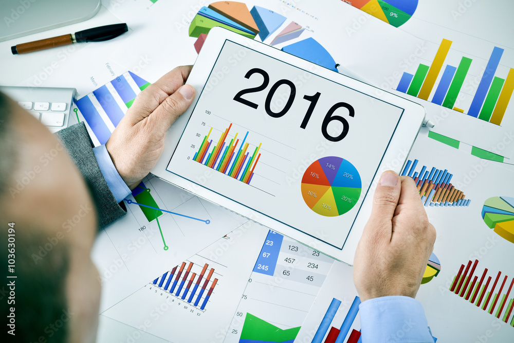 Εκτύπωση καμβά businessman observing an economical forecast for the 2016 in his