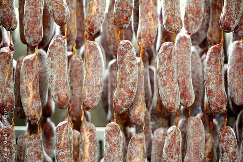 Foto Freshly packed sausages curing in factory