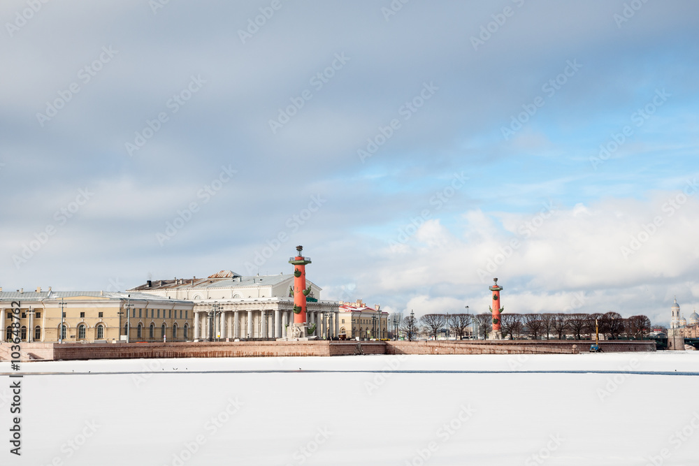 Fototapeta premium Lovely view of the Spit of Vasilyevsky Island. Icebound Neva. St