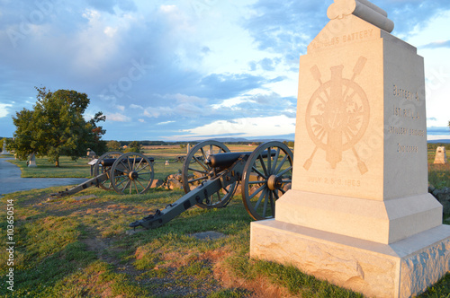 фотографія Civil War Monument and Military cannons on the auto tour of the Gettysburg Natio