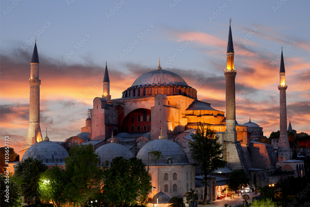 Fototapeta premium Muzeum St. Sophia (Hagia Sophia) o zachodzie słońca w Stambule, Turcja