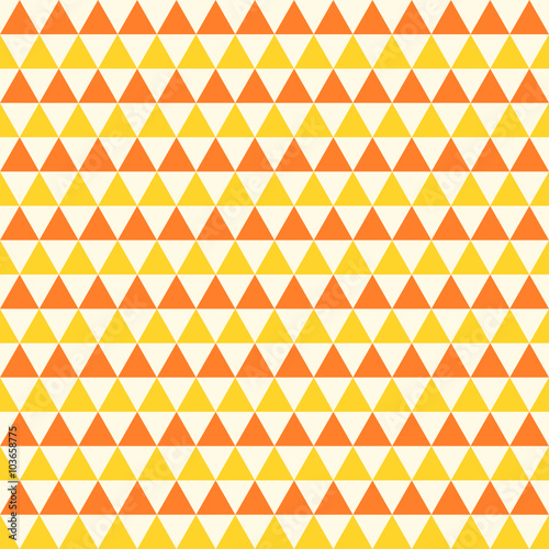 Dreiecke in gelb und orange in Reihen versetzt in quadratischen Format
