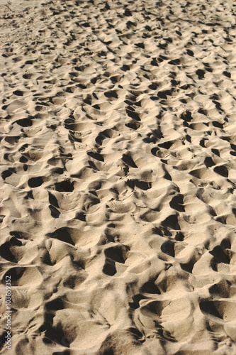 Spuren im Sandstrand / Die Nahaufnahme von Sand und Fußspuren eines Sandstrandes in Kalifornien. photo