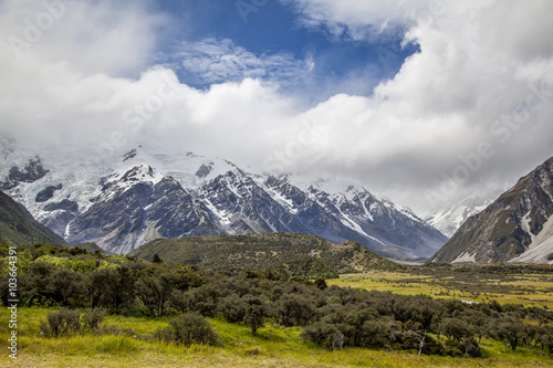 Fototapeta Naklejka Na Ścianę i Meble -  Berge und Wege im Mount Cook National Park Neuseeland