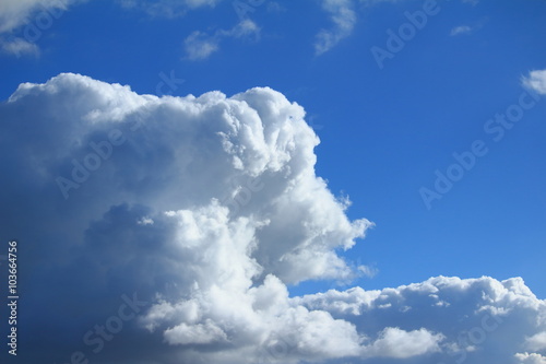 Bild auf Leinwand blauer Himmel mit Wolken im Sonnenschein