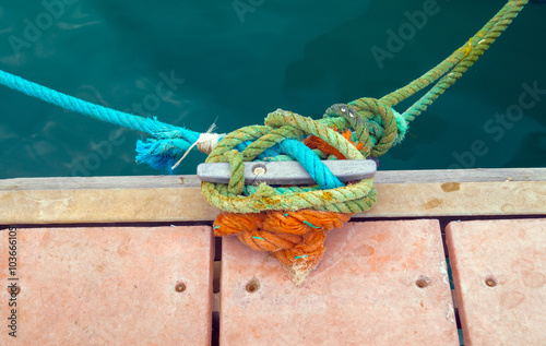 Cuadro en lienzo Ropes on a dock