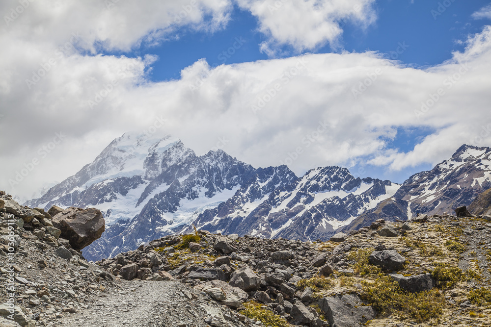 Berge und Wege im Mount Cook National Park Neuseeland