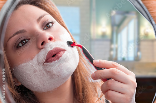 Εκτύπωση καμβά girl in the mirror shaving with razor