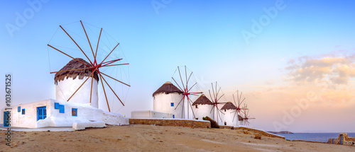 Fototapeta Tradycyjni greccy wiatraczki na Mykonos wyspie, Cyclades, Grecja