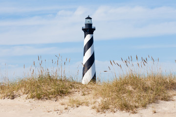 Poster Vuurtoren Cape Hatteras vuurtoren vanaf strand  © PiLensPhoto