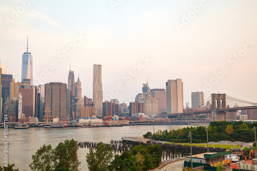 Lower Manhattan cityscape with the Brooklyn bridge