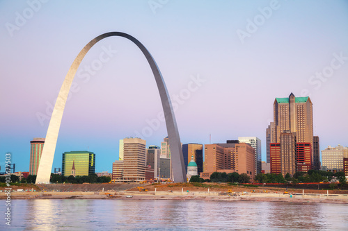 Принти на полотні Downtown St Louis, MO with the Old Courthouse and the Gateway Ar