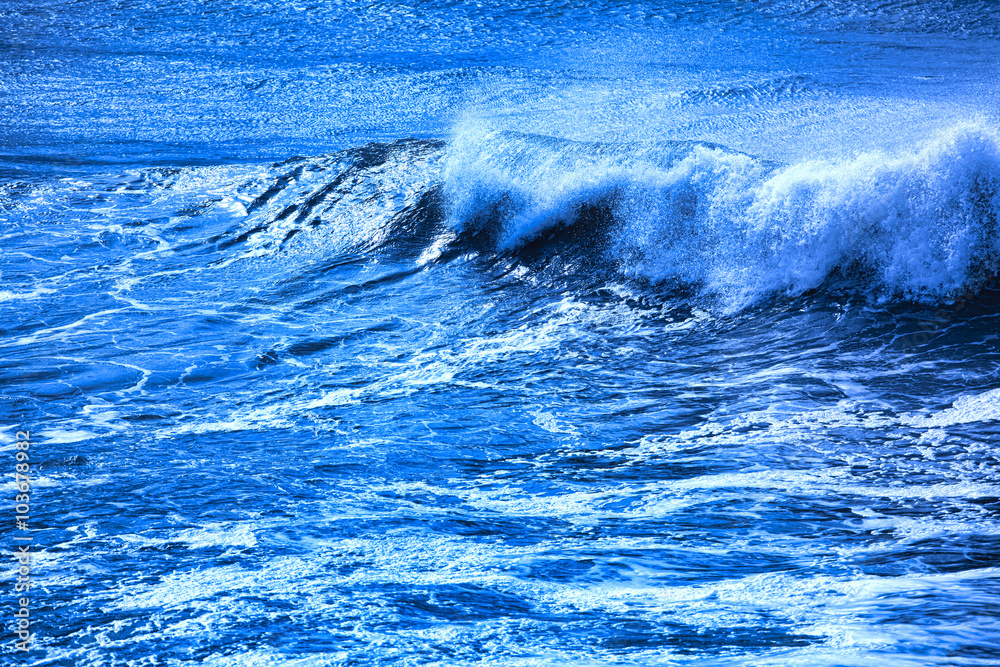 Naklejka premium Tall waves on the surface of the ocean