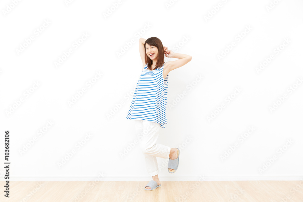 女性 リラックス リビング 女性 リラックス リビング
