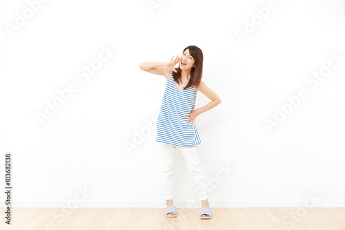女性　呼びかけ　リビング