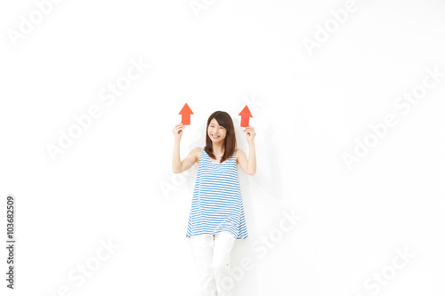 女性矢印指し白背景stock Photo Adobe Stock 女性矢印指し白背景stock Photo Adobe Stock