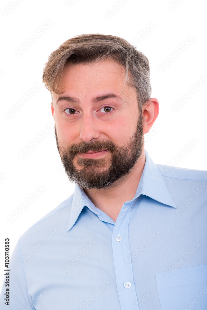 bärtiger junger mann