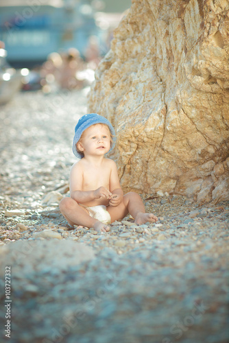 Fototapeta Naklejka Na Ścianę i Meble -  little boy in hat on the beach