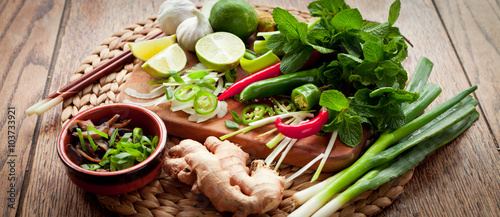 Aziatisch eten kookplank ingrediënten limoen chili