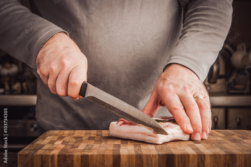 Obraz premium Man cutting lard