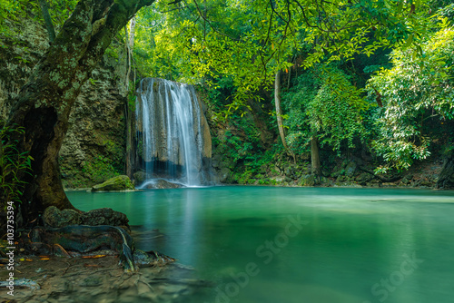 Zielony krajobraz przyrody z turkusowy wodospad