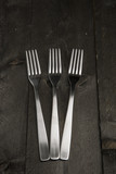 Set di  forchettoni acciaio su tavolo in legno scuro