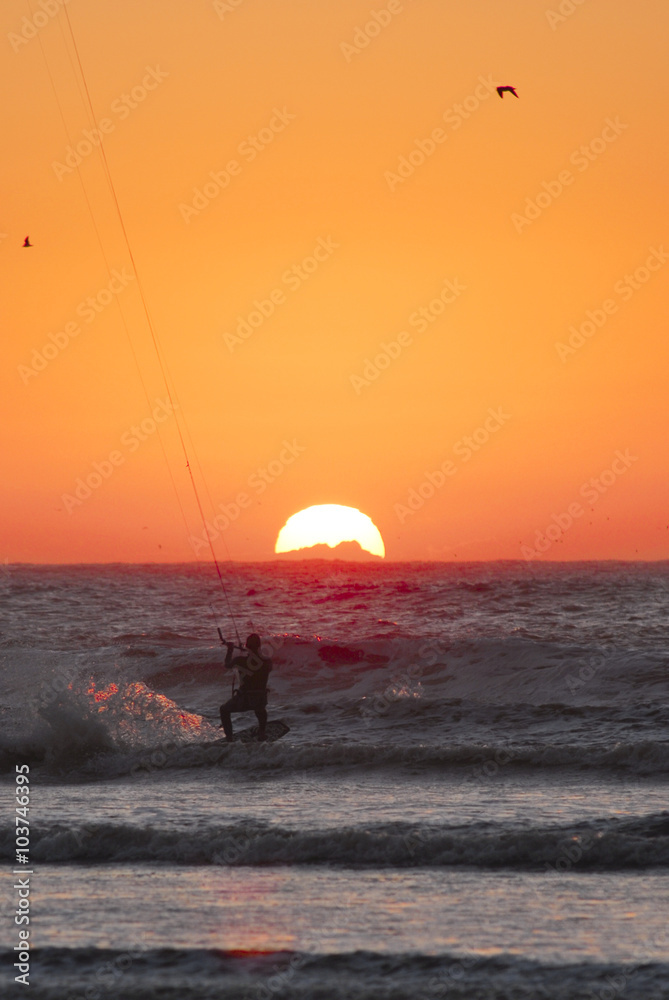 Naklejka premium Kitesurfer im Sonnenuntergang