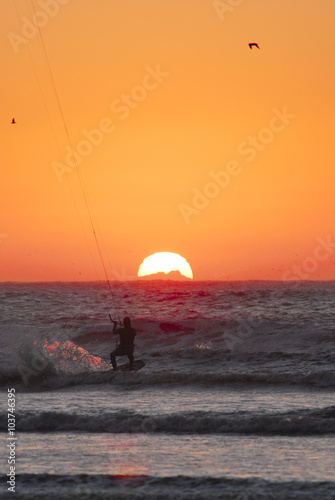 Kitesurfer im Sonnenuntergang © wideworld