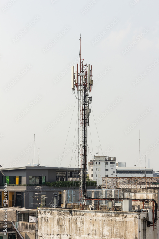 Telecommunication tower with multiple antennas and data transmit Telecommunication tower with multiple antennas and data transmit