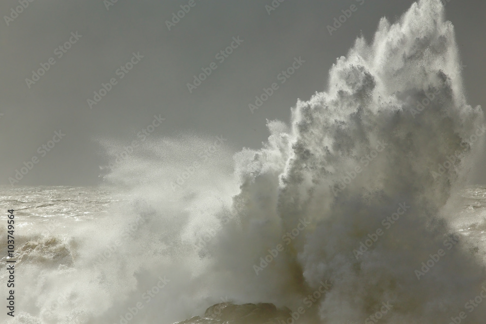 Naklejka premium Big sea wave splash