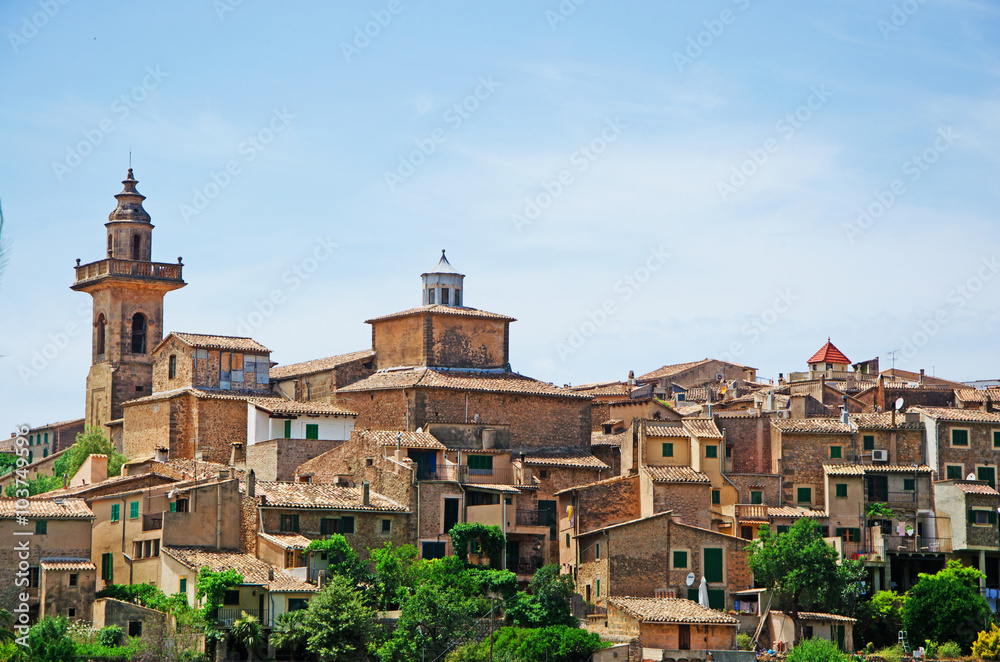 Maiorca, Isole Baleari, Spagna: vista panoramica della città rurale di Valldemossa, 8 giugno 2012 