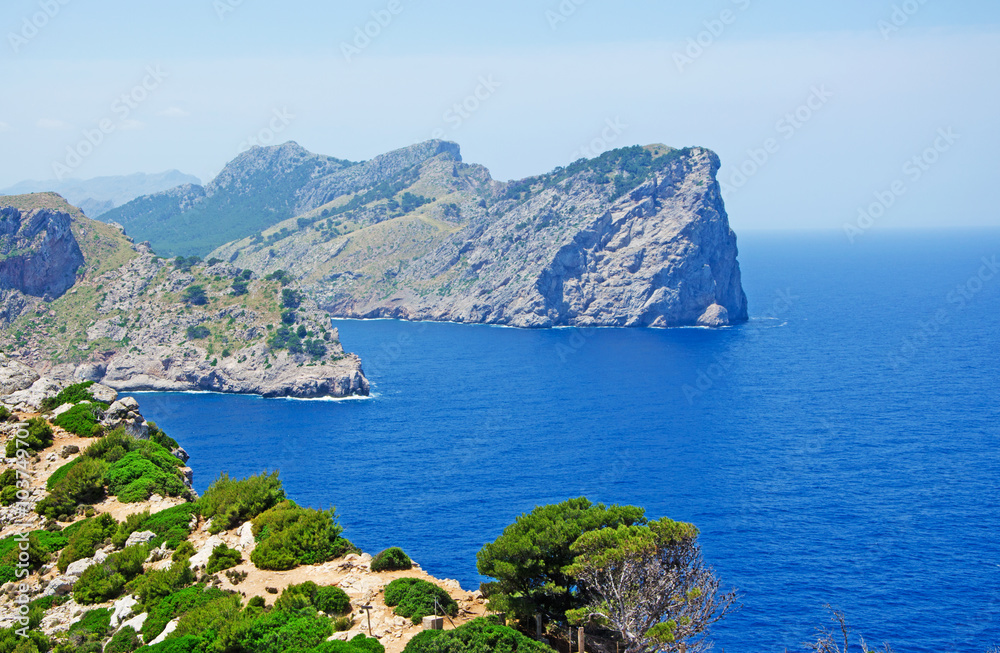 Mallorca, Isole Baleari, Spagna: Cap de Formentor visto dal Mirador del Mas Pas, noto anche come Mirador Es Colomer, il punto di osservazione più conosciuto dell'isola, 9 giugno 2012