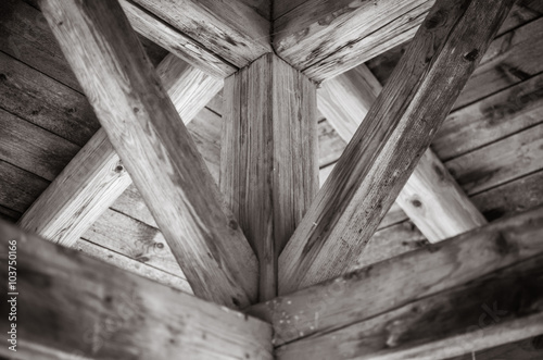 Dachkonstruktion aus Holz, Zimmerer photo