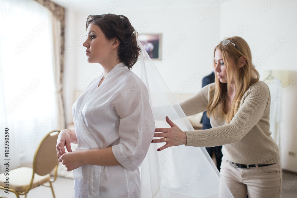 Obraz premium bride applying wedding make-up