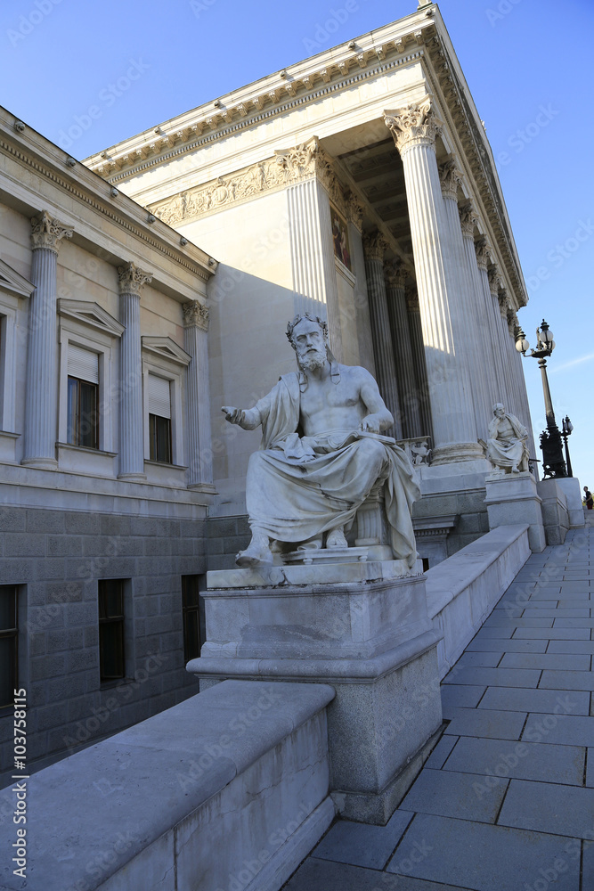 Fototapeta premium Statuen der antiken Geschichtsschreiber Xenophon und Herodot vor dem Wiener Parlament